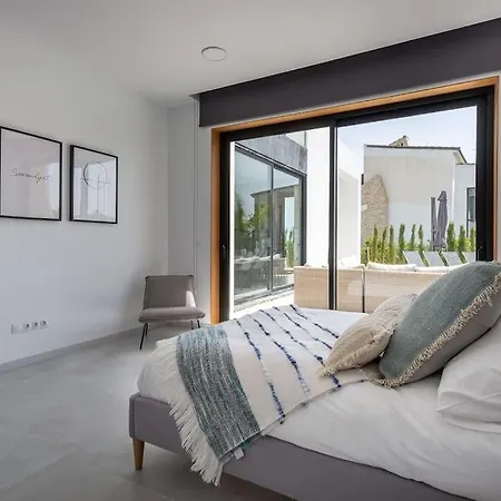 Casa Innes: Entire 5 Bed Modern Villa. Pool. Valle Romano Estepona