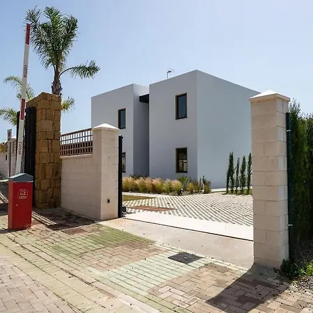 Casa Innes: Entire 5 Bed Modern Villa. Pool. Valle Romano Villa Estepona