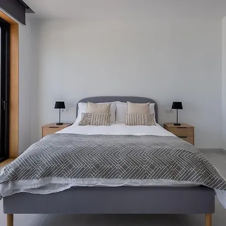 Casa Innes: Entire 5 Bed Modern Villa. Pool. Valle Romano Estepona